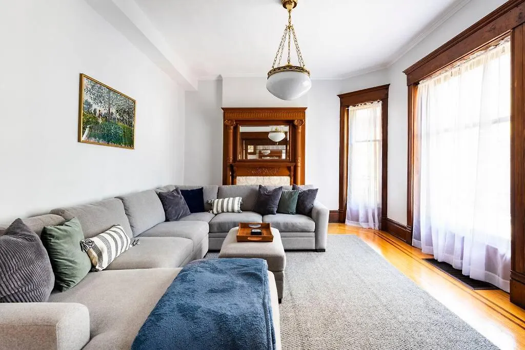 Spacious Castle House W/ Yard + Great Location! ルイスビル 0*,  米国