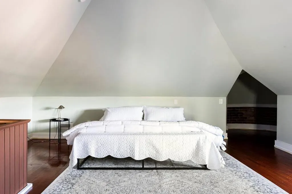 別荘 Spacious Castle House W/ Yard + Great Location! ルイスビル