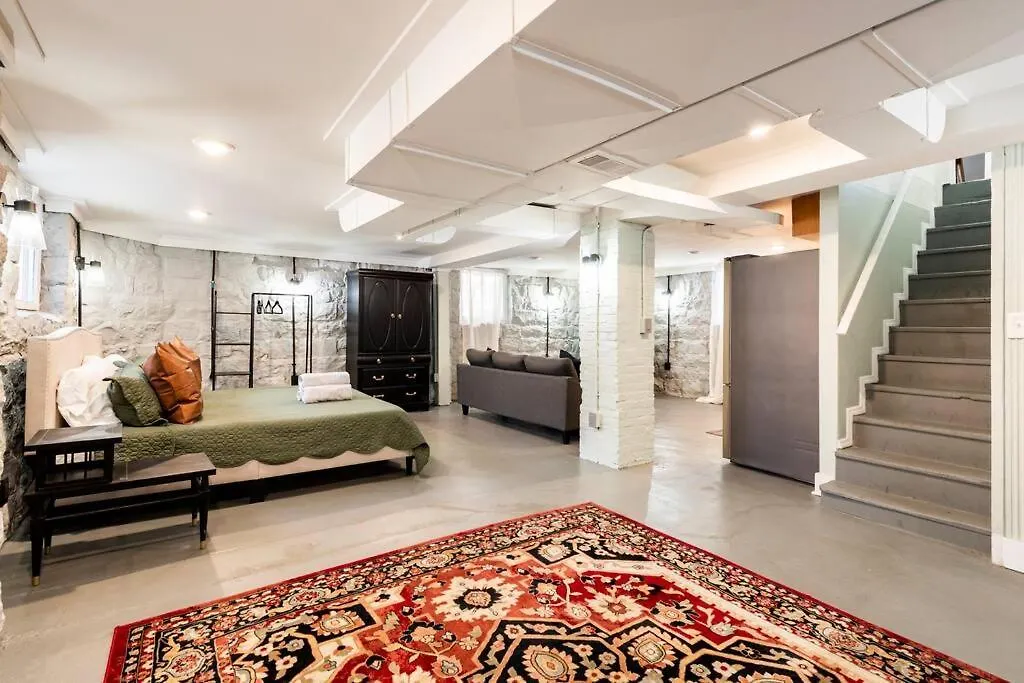 別荘 Spacious Castle House W/ Yard + Great Location! ルイスビル
