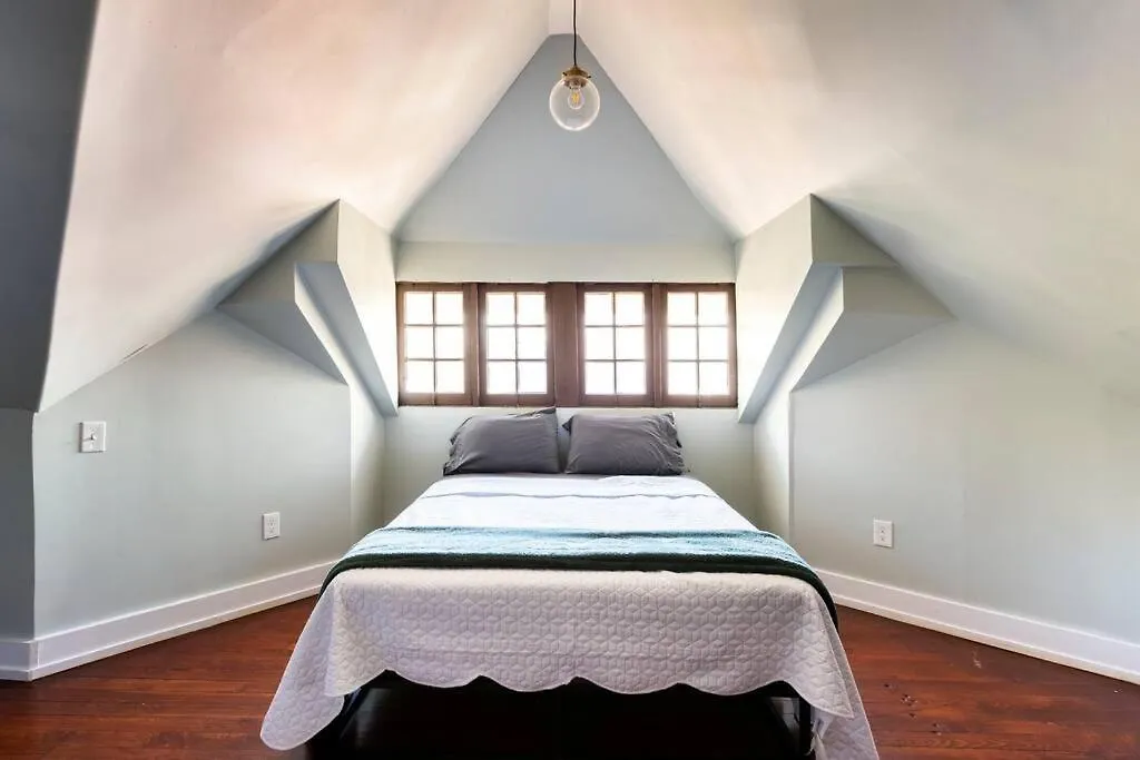 別荘 Spacious Castle House W/ Yard + Great Location! ルイスビル
