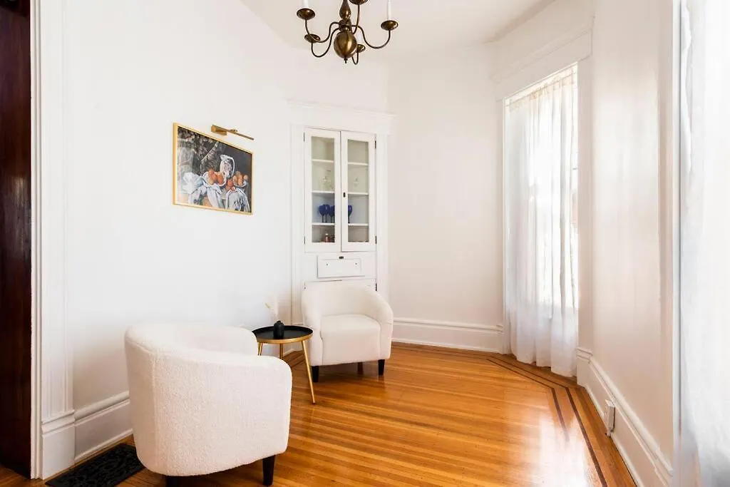 別荘 Spacious Castle House W/ Yard + Great Location! ルイスビル