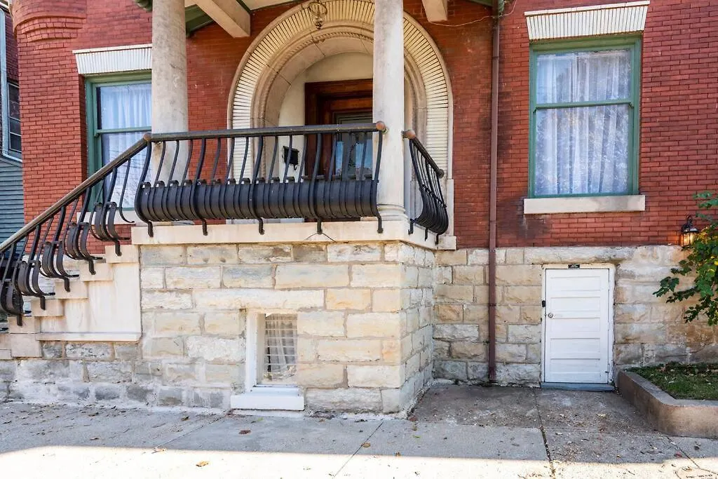 Spacious Castle House W/ Yard + Great Location! ルイスビル 米国
