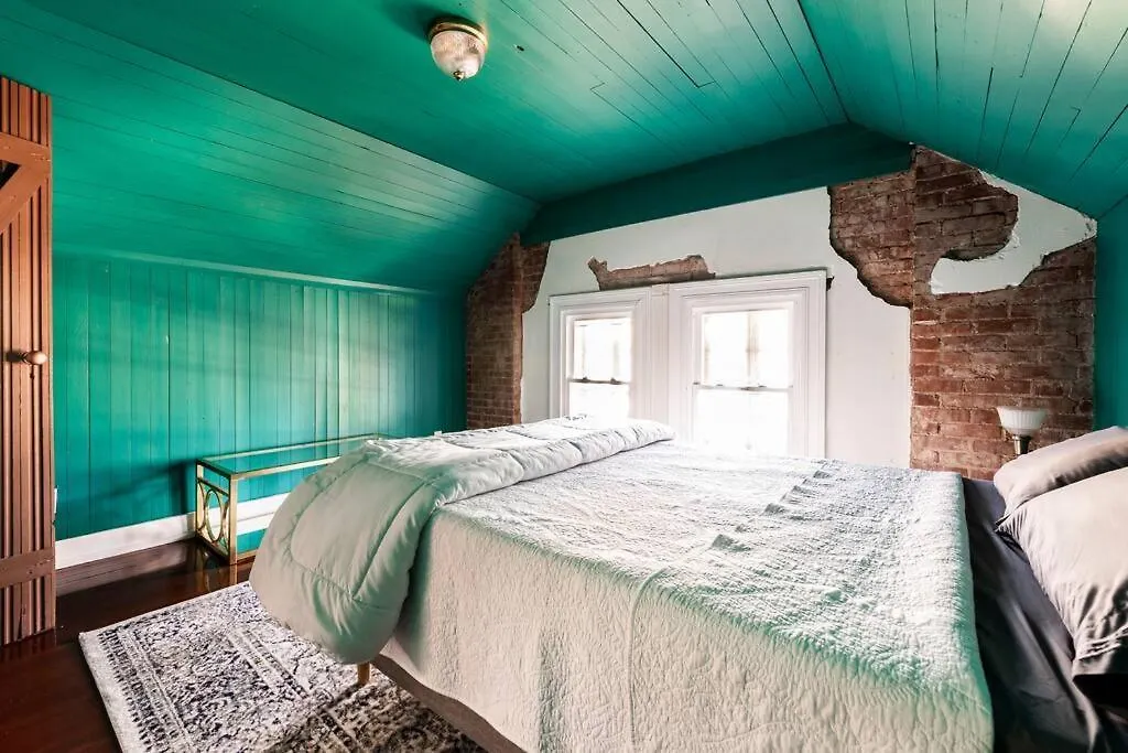 別荘 Spacious Castle House W/ Yard + Great Location! ルイスビル 米国