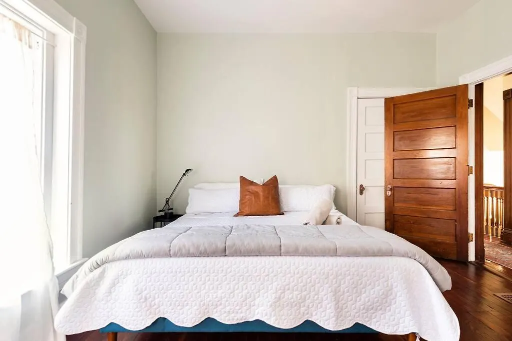 Spacious Castle House W/ Yard + Great Location! ルイスビル