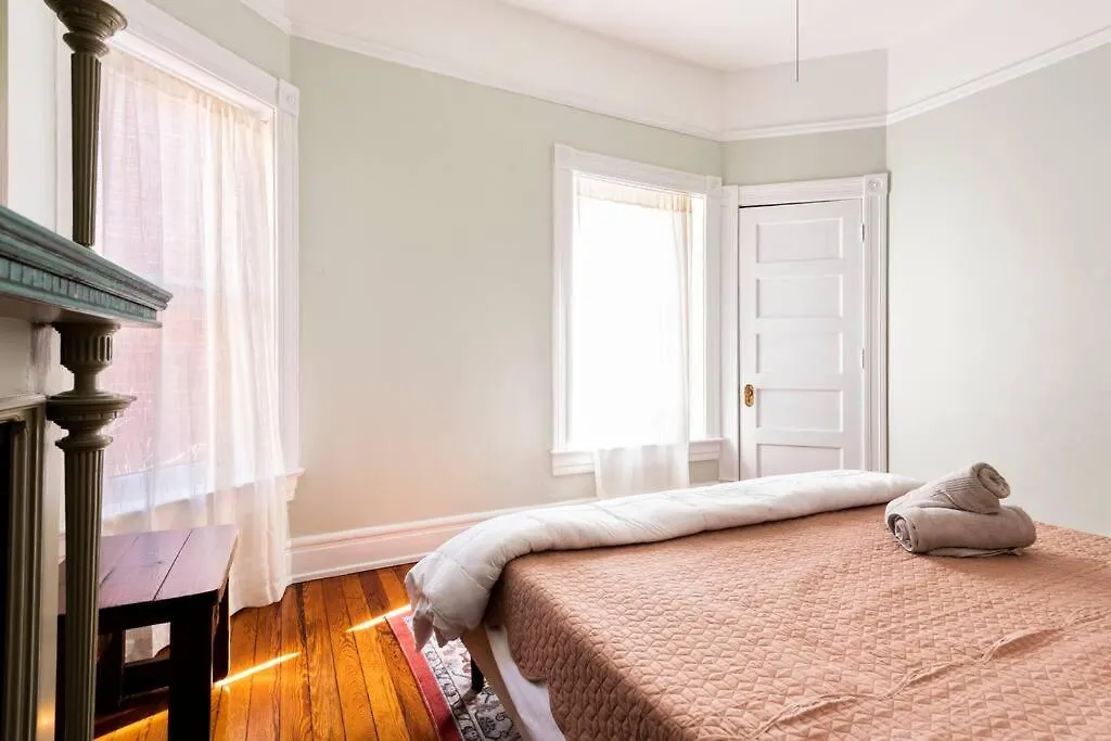 Spacious Castle House W/ Yard + Great Location! ルイスビル