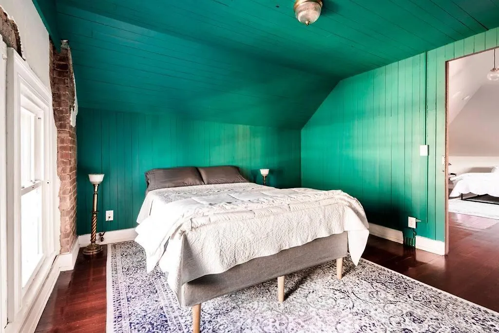 別荘 Spacious Castle House W/ Yard + Great Location! ルイスビル 米国