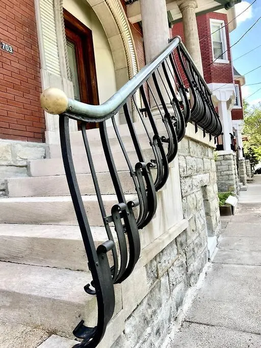 Spacious Castle House W/ Yard + Great Location! ルイスビル 別荘