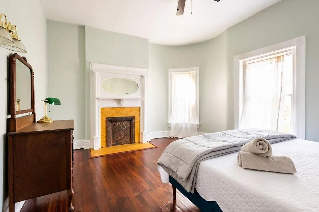 Spacious Castle House W/ Yard + Great Location! ルイスビル