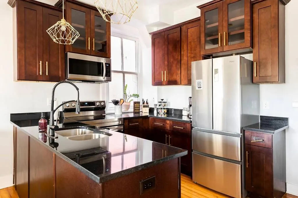Spacious Castle House W/ Yard + Great Location! ルイスビル