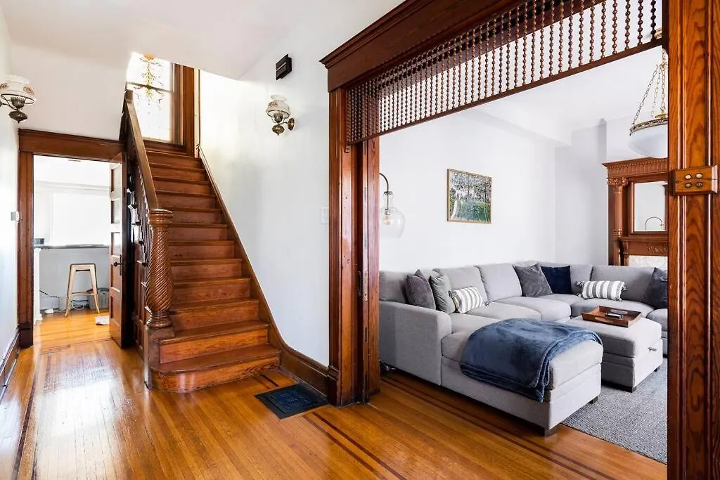 別荘 Spacious Castle House W/ Yard + Great Location! ルイスビル