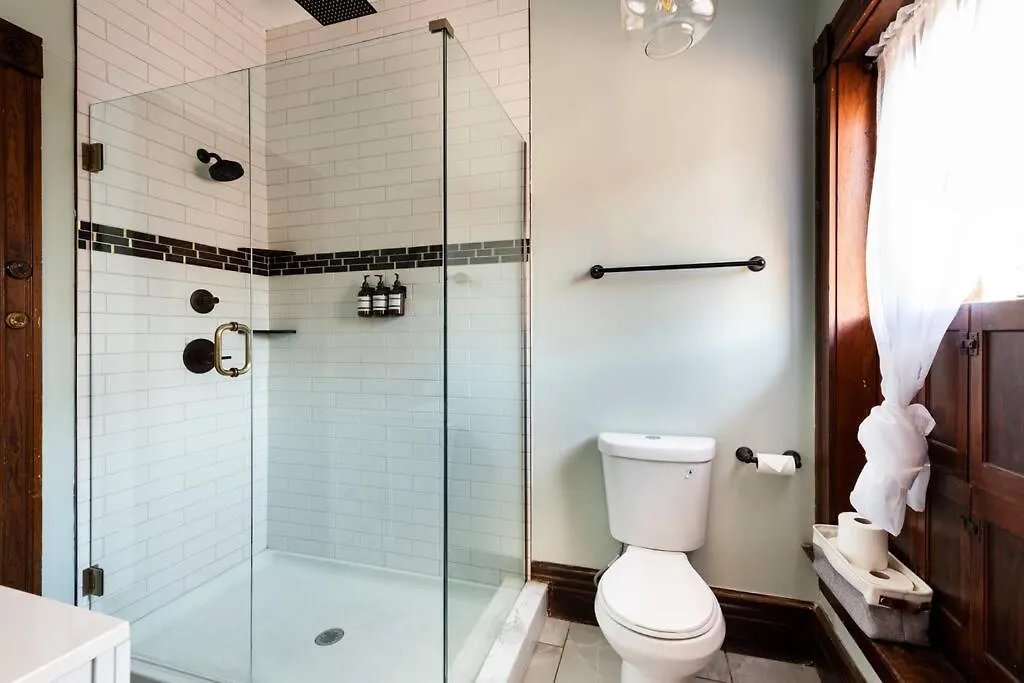 Spacious Castle House W/ Yard + Great Location! ルイスビル 別荘