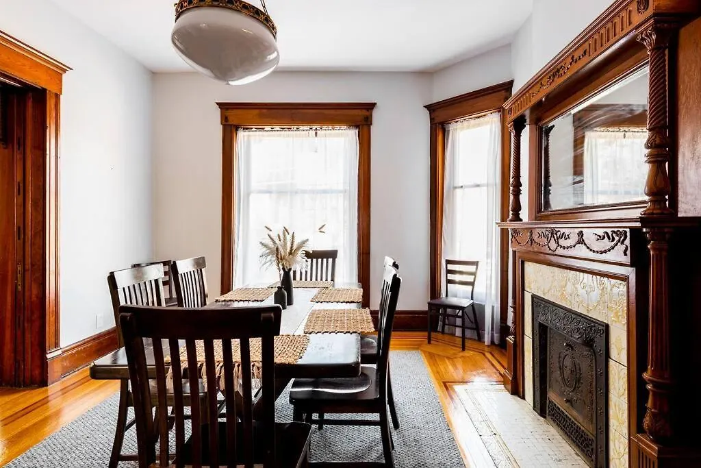 Spacious Castle House W/ Yard + Great Location! ルイスビル 別荘