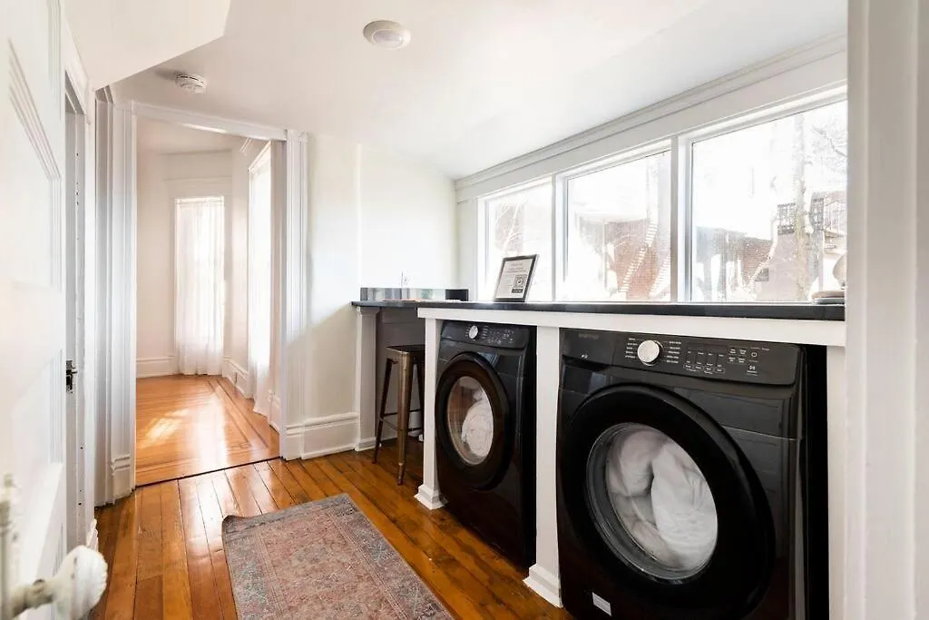 別荘 Spacious Castle House W/ Yard + Great Location! ルイスビル