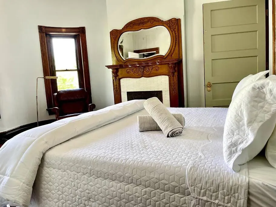 Spacious Castle House W/ Yard + Great Location! Louisville 0*,  Stati Uniti